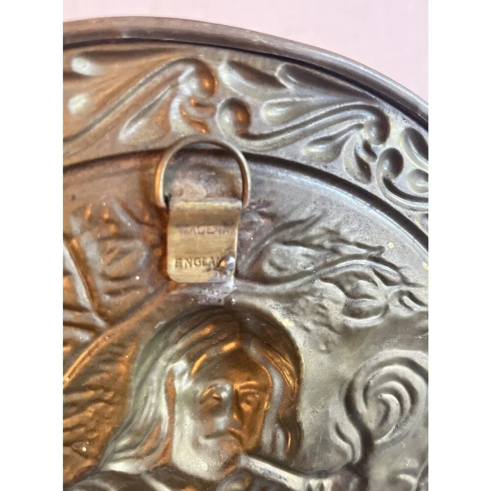 Brass Embossed Wall Plate Colonial Man Made In England 8 Inch Gold Tone Metal